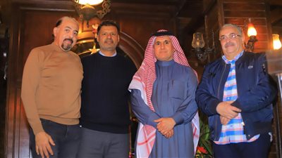 السفير عبد العزيز المطر يهنأ اللاعب الحمدان ويشاركه افتتاح مشروعة بالعاصمه الادارية