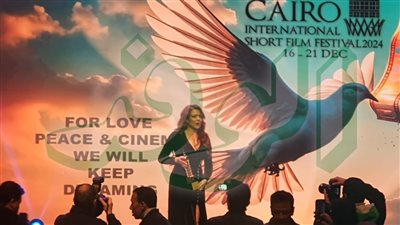 ناهد السباعي تهدي جائزتها في مهرجان القاهرة للفيلم القصير إلى روح والدتها