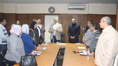 خلال لقاء المواطنين الاسبوعى محافظ القليوبية يكرم مديرة مديرية العمل لوصولها سن التقاعد