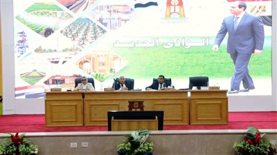 لتلبية مطالب المواطنين.. محافظ الوادي الجديد يلتقي رؤساء القرى والمراكز 