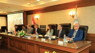 محافظ الجيزة لرؤساء الأحياء والمراكز: رضاء المواطن أولوية 