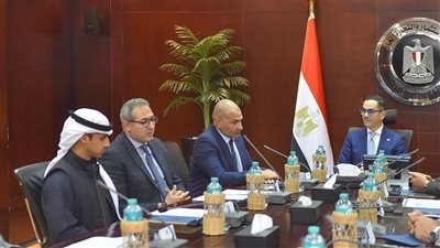 وزير الاستثمار والتجارة يلتقي وفد شركة سيزار باك للصناعات الورقية
