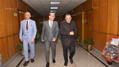 رئيس جامعة أسيوط يناقش أوجه التعاون المشترك مع المحافظة 