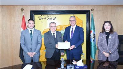 محافظ الفيوم يتسلم مشروع الهوية البصرية التصميمية للمحافظة من وفد جامعة أكتوبر 