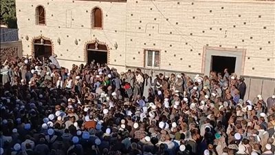 صور| الآلاف يشيعون جنازة الشيح محمد رائد الساحة الجيلانية في الأقصر 