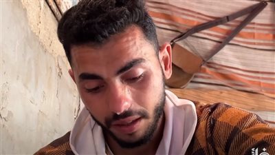 خرجت وعدت لأجدهم شهداء.. شاب فلسطيني يبكي فقدان عائلته الـ 17 (فيديو)