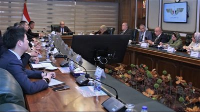 وزير الطيران المدني يلتقي مسئولي شركة (CCCC) الصينية المتخصصة في البناء والمواصلات 