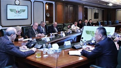 وزير الطيران المدني يلتقي بمسئولي شركة (CCCC) الصينية المتخصصة في البناء والمواصلات