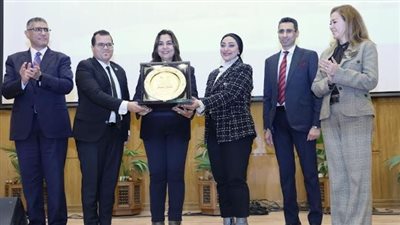 وزيرة التنمية المحلية ومحافظ الجيزة تكرم عدد من العاملين المتميزين بمركز سقارة