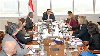 وزير الإسكان: تعاون مع بنك الاستثمار الأوروبى لتنفيذ مشروعات «حياة كريمة»