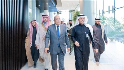 عصمت يبحث في الرياض مشروعات تخزين الكهرباء بأنظمة البطاريات المستقلة