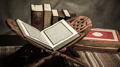 حكم قراءة القرآن الكريم وكتابته بغير العربية.. الإفتاء توضح 