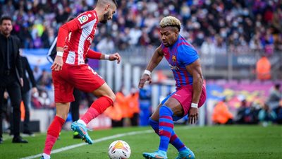 موعد مباراة برشلونة وأتلتيكو مدريد الليلة في قمة الدوري الإسباني