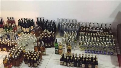 ضبط 15 ألف زجاجة خمور مجهولة المصدر بالمنشأة 