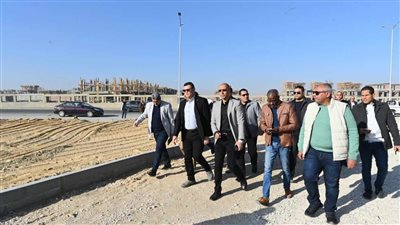 وزير الإسكان يتفقد سير العمل بـ 