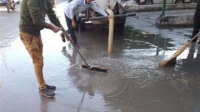 الوحدة المحلية بالدلنجات تقوم بسحب تجمعات مياه الأمطار من الشوارع 