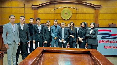 طلاب جامعة عين شمس يشاركون فى محاضرة  