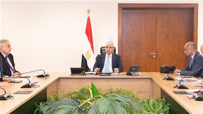 وزير الري يتابع الموقف التنفيذى لعدد من المشروعات التنموية