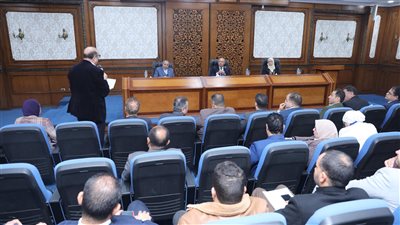 وزير الصناعة والنقل يبحث مع محافظ ومستثمري بورسعيد تحديات المناطق الصناعية  