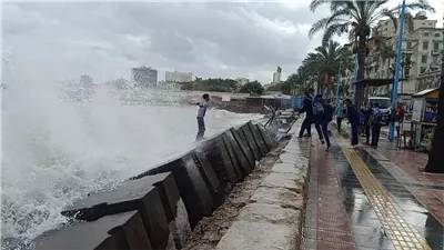 نوة الفيضة الصغرى تودع الإسكندرية.. طقس شديد البرودة وارتفاع الأمواج 