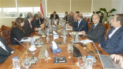 وزير الإسكان يتابع مع مسئولي شركة 