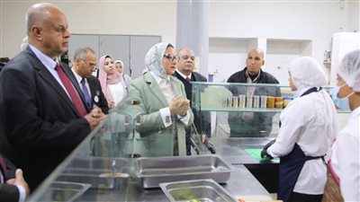 نائب محافظ الوادي الجديد تتفقّد أعمال تدريب طلاب المدرسة الفندقية