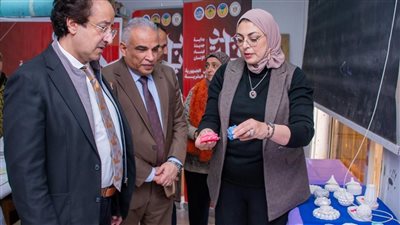 رئيس جامعة طنطا يتفقد معرض منتجات المتدربين بورش كلية التربية النوعية