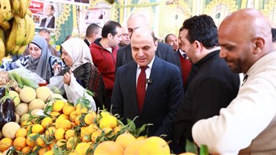محافظ كفر الشيخ يتفقد سوق 