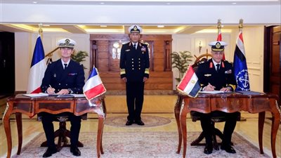 المتحدث العسكرى: القوات البحرية توقع عقد اتفاق مع إدارة الهيدروجرافيا البحرية الفرنسية 