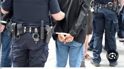 الشرطة الأمريكية تعتقل مهاجرا بتهمة إشعال النار في إمرأة