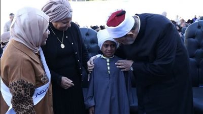 موقف إنساني تجاه تلميذ.. شيخ الأزهر يوقف مراسم افتتاح معهد بالأقصر