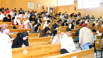 انتظام طلاب 12 كلية بأداء الامتحانات فى جامعة جنوب الوادي 
