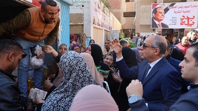 محافظ المنيا يوزع سلع غذائية على الأهالي بسوق اليوم الواحد بأبو هلال  