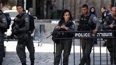 محاولة طعن على حاجز حزما في القدس المحتلة.. والاحتلال يغلق الطرق