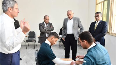 رئيس جامعة قناة السويس يتفقد امتحانات كلية العلاج الطبيعي
