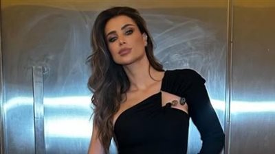 أنابيلا هلال تطل بالأخضر.. استوحى إطلالتك في حفلات رأس السنة 