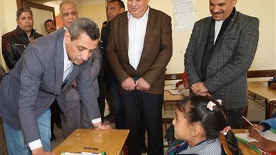 محافظ السويس يتفقد مدرستي عيون موسى وعرب  الشط بحي الجناين 