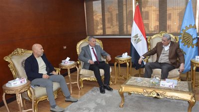 محافظ الغربية ورئيس مجلس إدارة شركة الإنتاج الحربي يناقشان سير المشروعات 