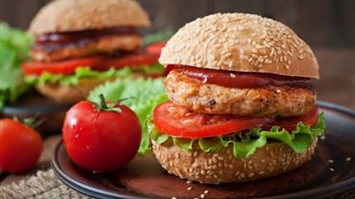 حضري برجر الدجاج المشوي وتمتعي بمذاق لذيذ وسعرات حرارية أقل 