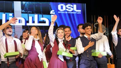 جامعة الجلالة تكرم المشاركين في أول عرض مسرحي للطلاب 