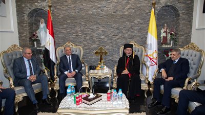 محافظ الإسماعيلية ورئيس قناة السويس يهنئان الكاثوليك بعيد الميلاد المجيد