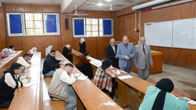 رئيس جامعة المنصورة يستطلع آراء طلاب كليتي التربية والحقوق حول الاختبارات