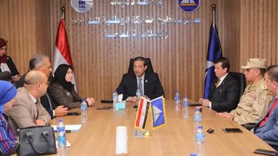 محافظ دمياط يناقش جاهزية الأجهزة في التعامل الفوري مع الأزمات والكوارث 