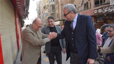 محافظ الغربية يساعد مسن سقط أثناء عبوره الشارع بالمحلة الكبرى