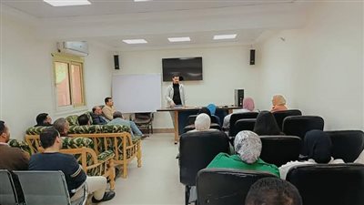 مدير مستشفي حميات قنا يجتمع بفريق مكافحة العدوى