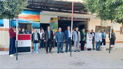 وكيل الوزارة يشهد طابور الصباح بمدرسة الفيوم الثانوية الصناعية للبنات بالحادقة