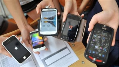 المالية تكشف حقيقة فرض ضرائب جديدة على الهواتف المحمولة القادمة من الخارج