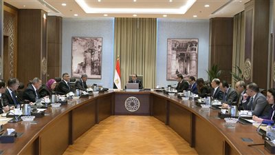 رئيس الوزراء يستعرض الفرص السياحية بالمنطقة المحيطة بهضبة الأهرام