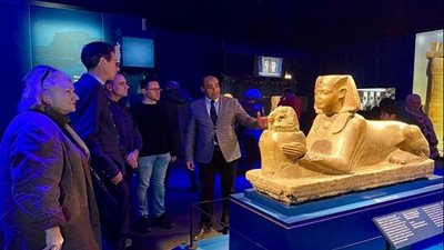 الأمين العام للمجلس الأعلى للآثار يتفقد معرض رمسيس وذهب الفراعنة