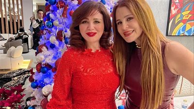 في منزل كارول سماحة.. إلهام شاهين تحتفل بالكريسماس برفقة أصدقائها (صور)